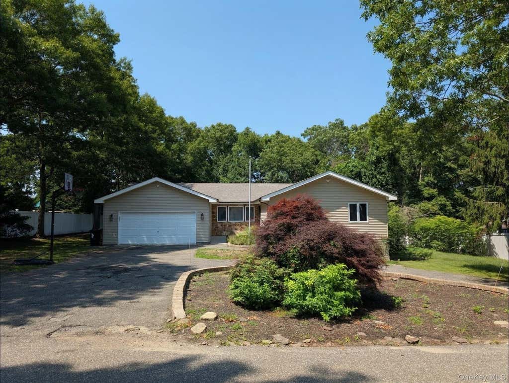 Photo of 27 Hickory Avenue, Farmingville, NY 11738 (MLS # 1021469)