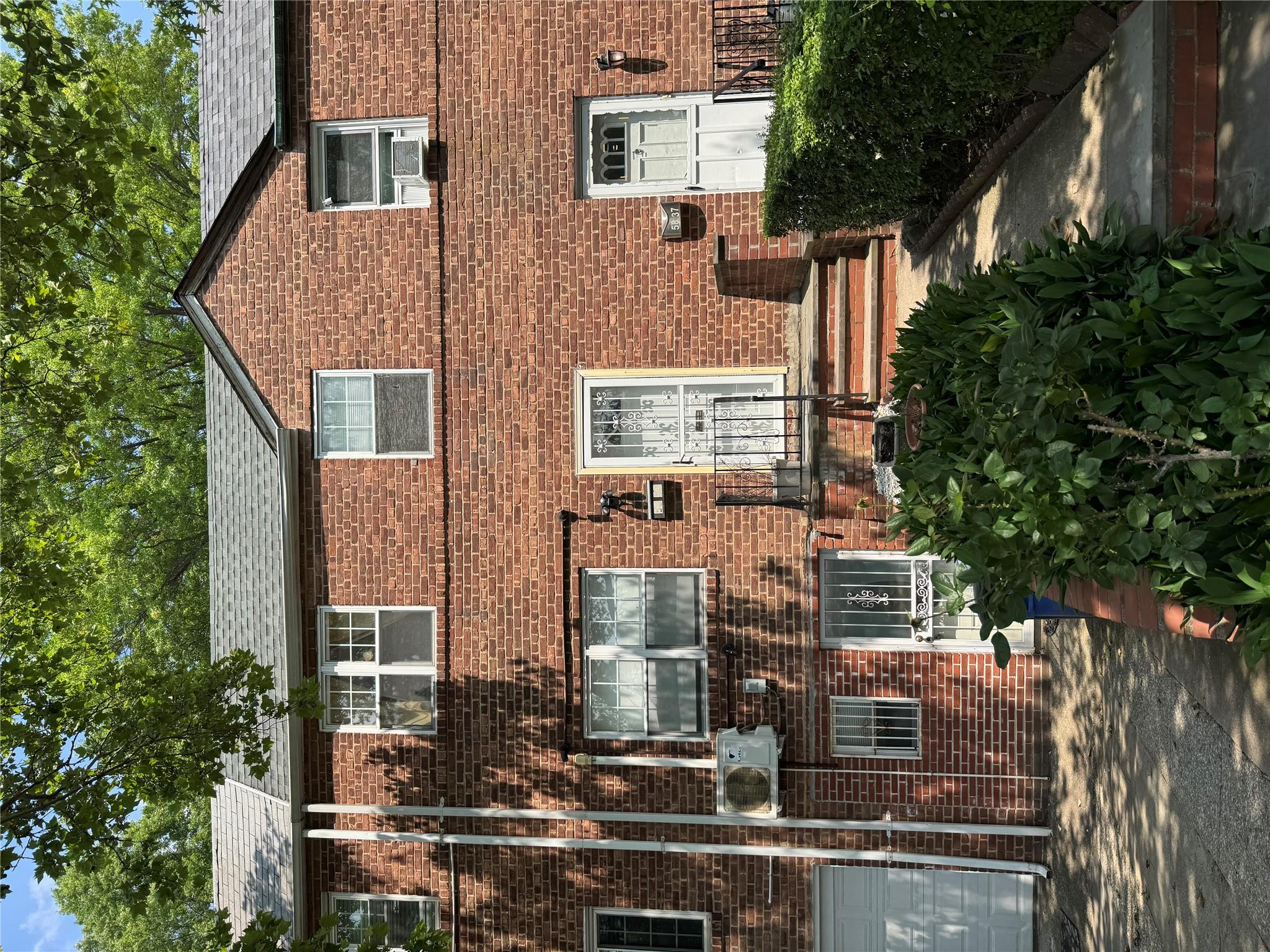 Clearview Expressway, Oakland Gardens, Queens, NY - 3 Bedrooms  
2 Bathrooms  
7 Rooms - 