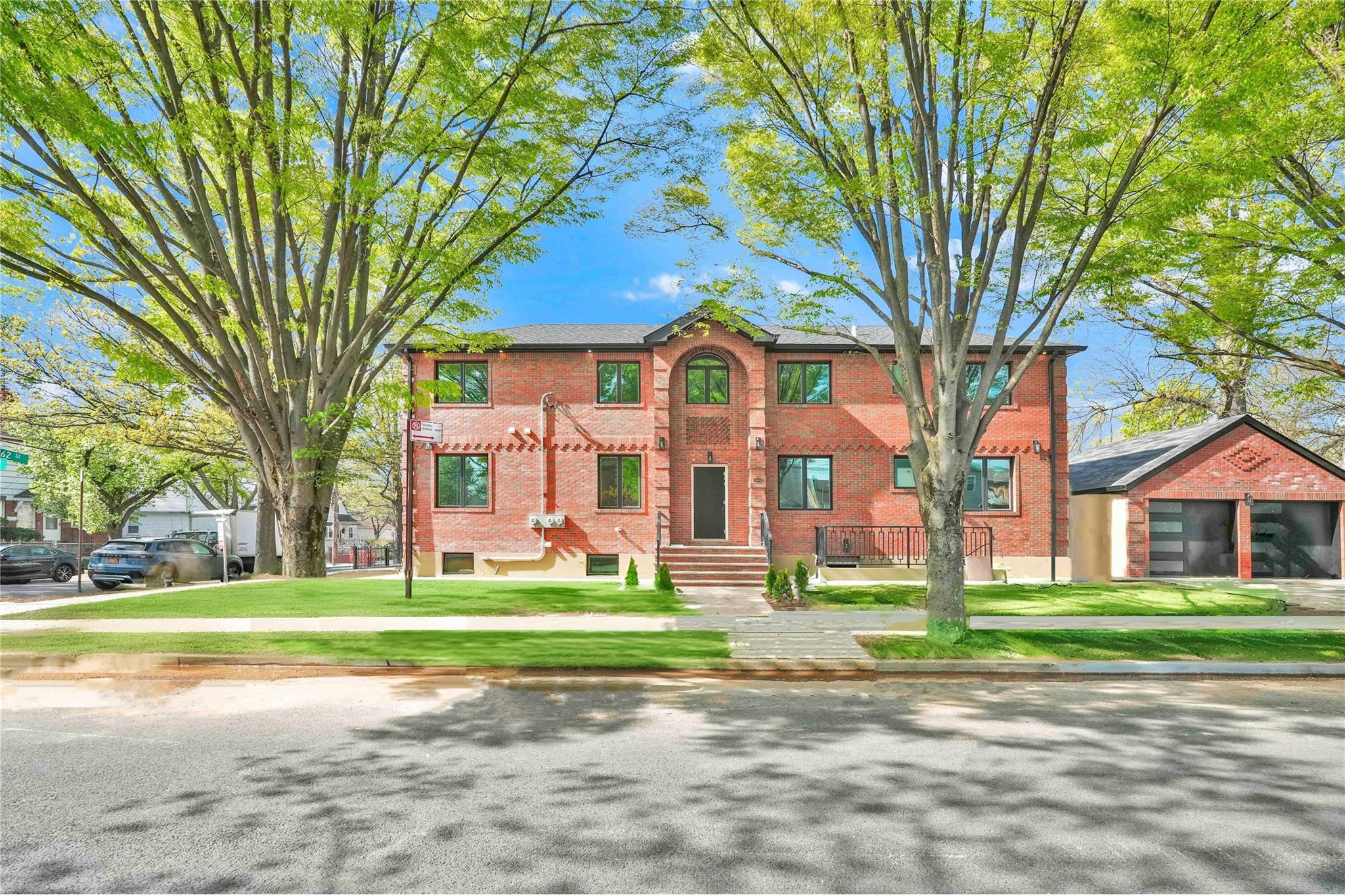 162 Street, Fresh Meadows, Queens, NY - 6 Bedrooms  
4 Bathrooms - 