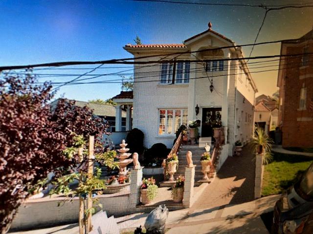255 Street, Little Neck, Queens, NY - 2 Bedrooms  
1 Bathrooms  
5 Rooms - 