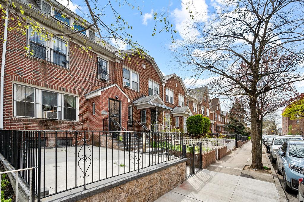 Property for Sale at 91st Street, East Elmhurst, Queens, NY - Bedrooms: 3 
Bathrooms: 3 
Rooms: 7  - $1,100,000