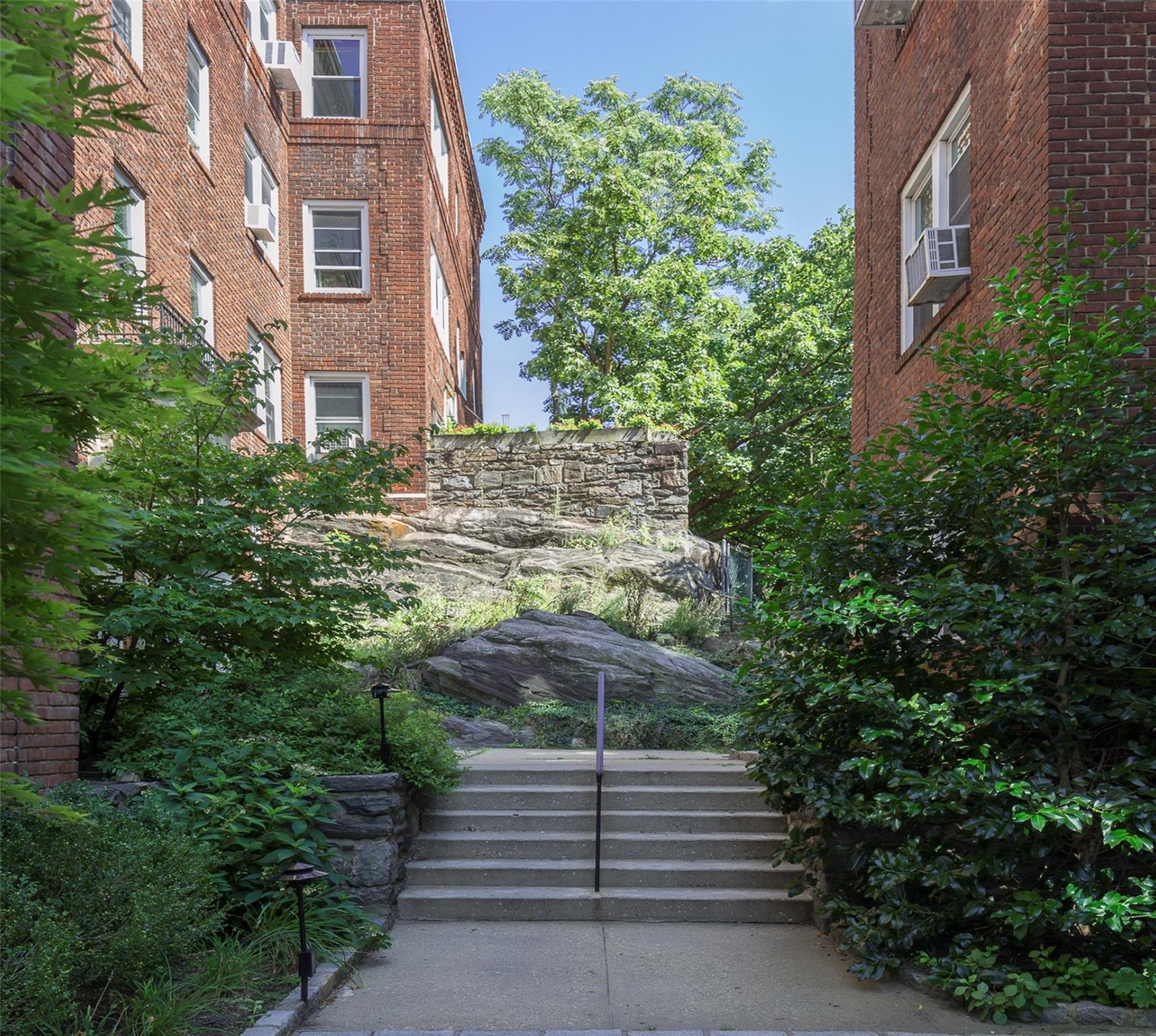 Rental Property at Sagamore Road Rd Apt  4D, Bronxville, New York - Bedrooms: 2 
Bathrooms: 1 
Rooms: 5  - $3,950 MO.
