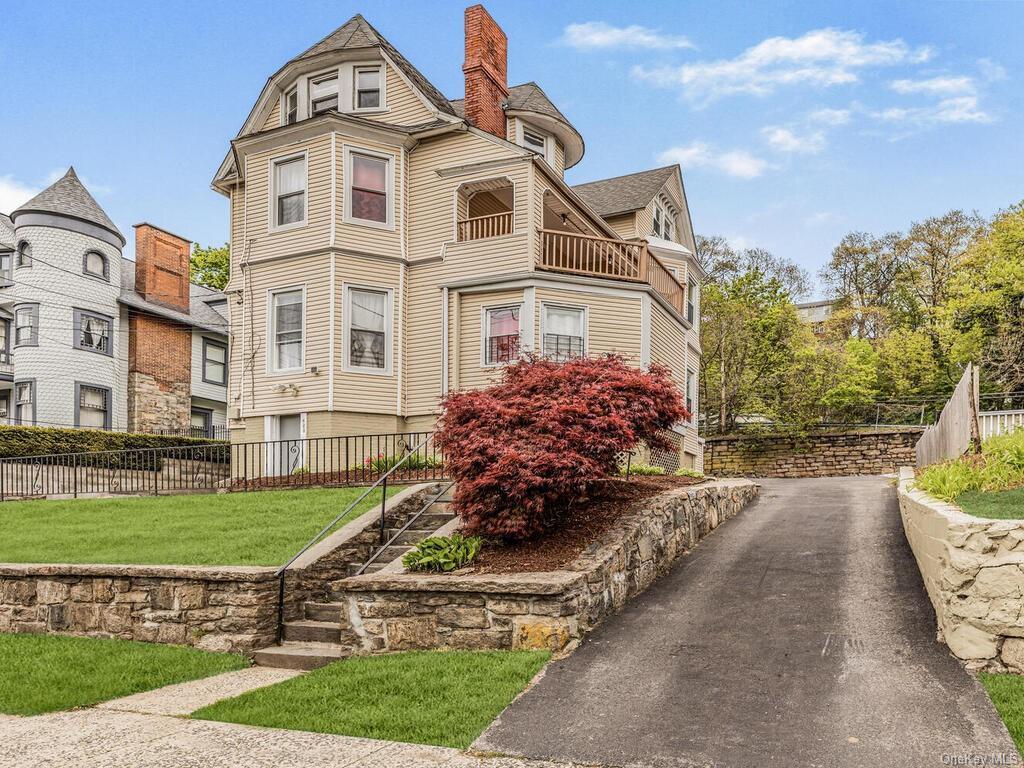 Rental Property at Warburton Avenue 2nd Floor, Yonkers, New York - Bedrooms: 2 
Bathrooms: 1 
Rooms: 5  - $2,750 MO.