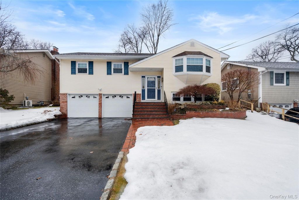 Photo of 6 Stimson Place, Huntington, NY 11743 (MLS # 964460)
