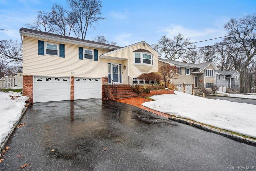 Photo of 6 Stimson Place, Huntington, NY 11743 (MLS # 964460)