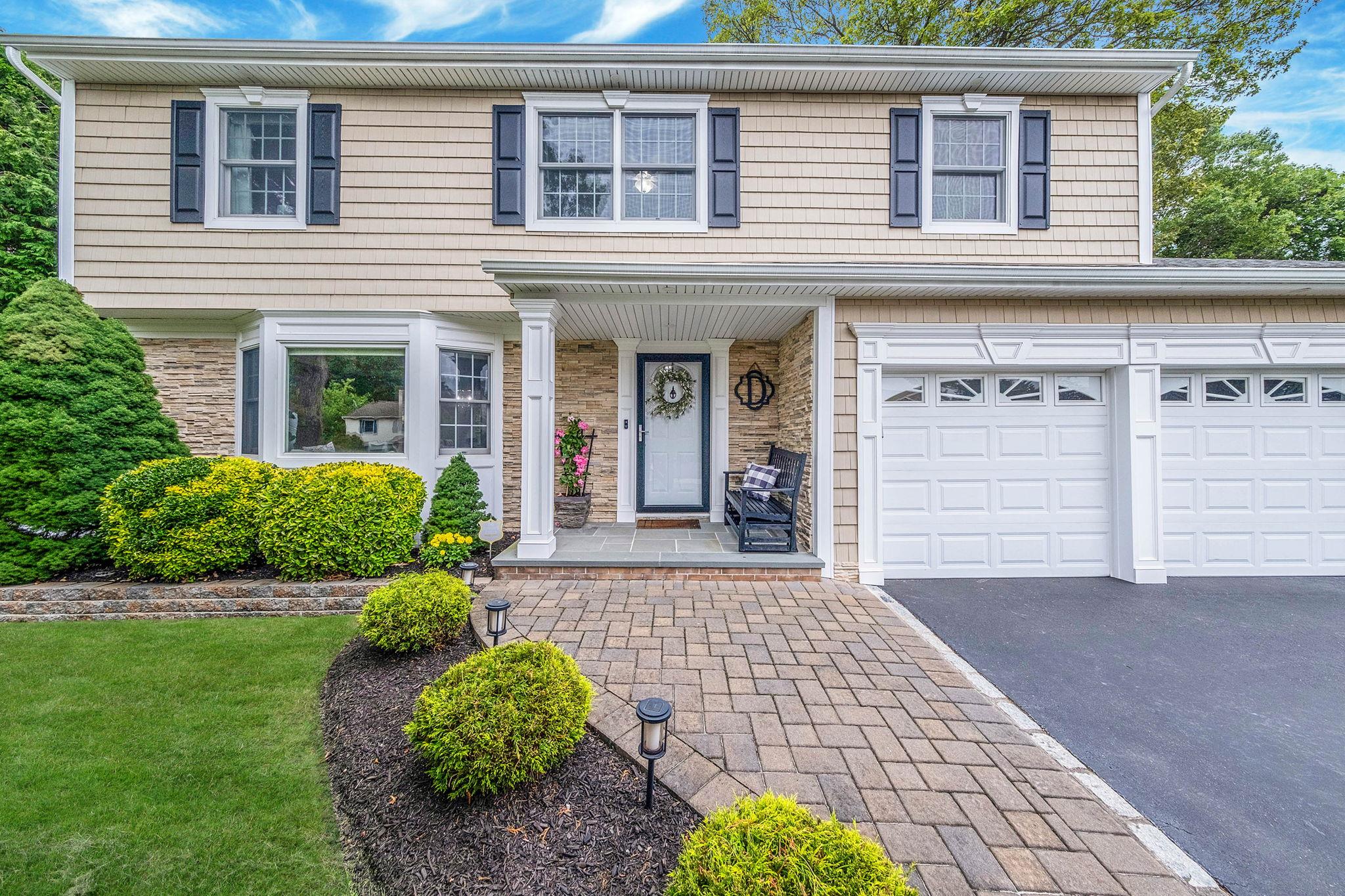Format Lane, Smithtown, Hamptons, NY - 4 Bedrooms  
3 Bathrooms - 