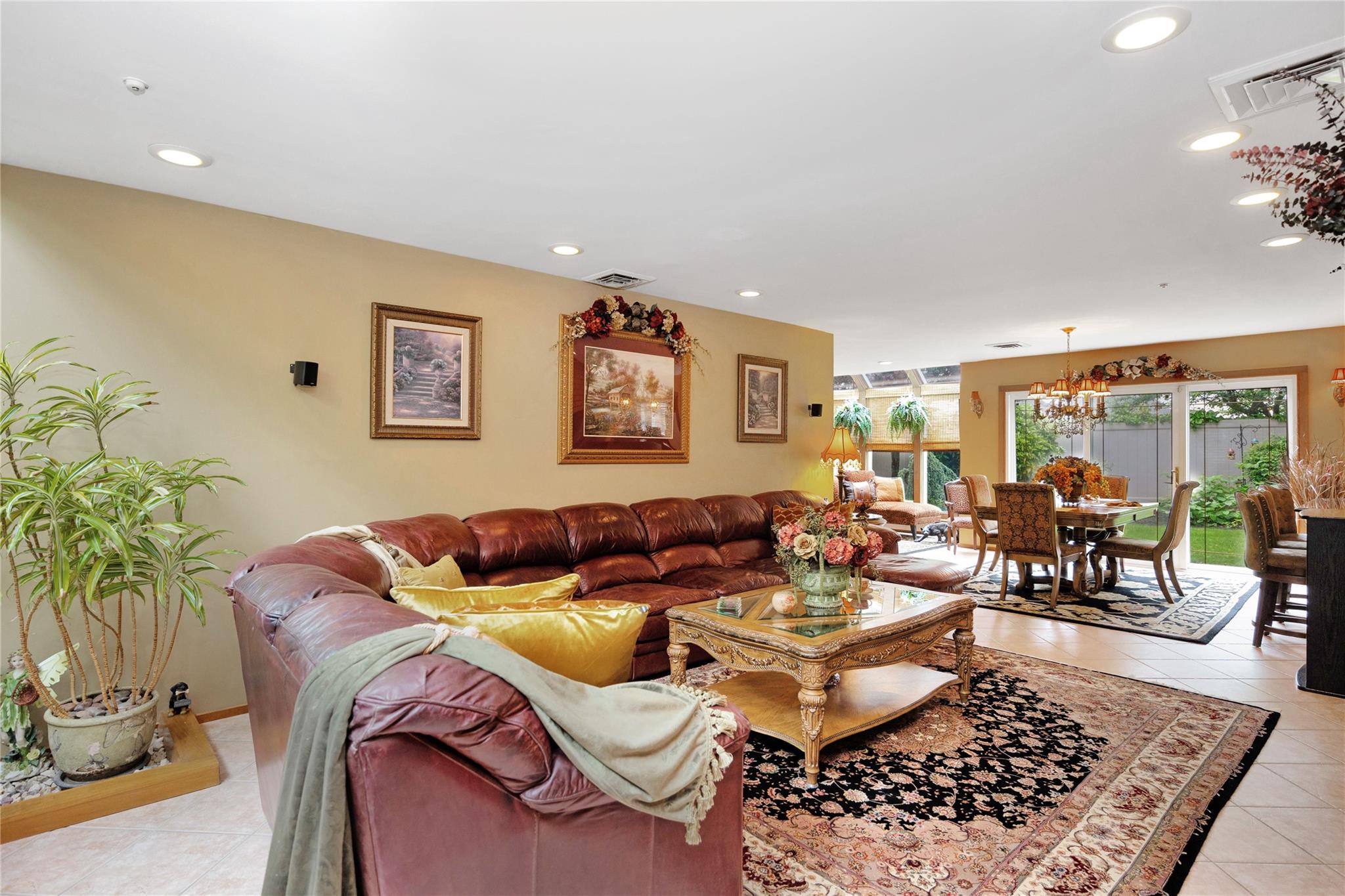 5 Oak Brook Lane, Merrick, New York image 6