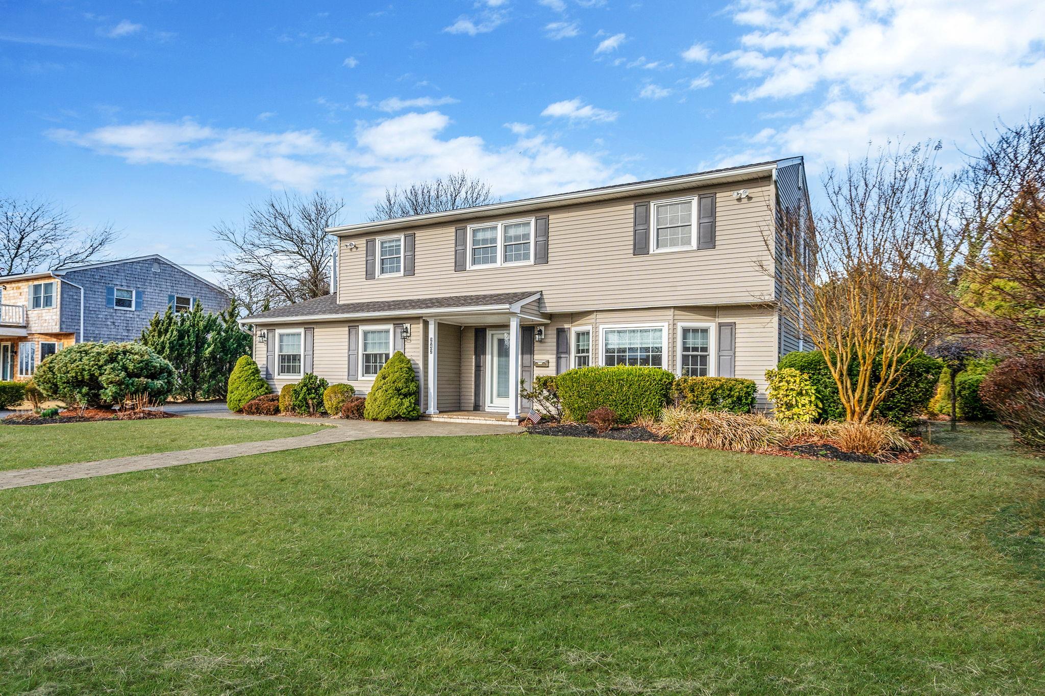242 N Paulanna Avenue, Bayport, New York image 3