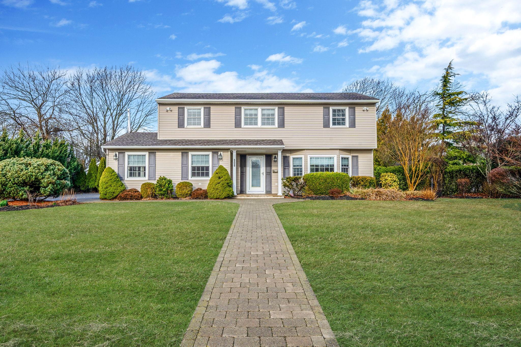 242 N Paulanna Avenue, Bayport, New York image 1
