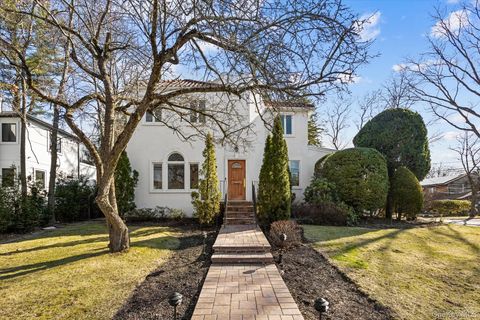 Homes For Sale - 118 Baker Hill Road<br/> Great Neck, NY 11023