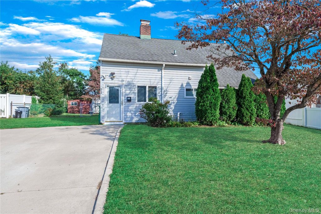 Photo of 71 Chimney Lane, Levittown, NY 11756 (MLS # 921052)