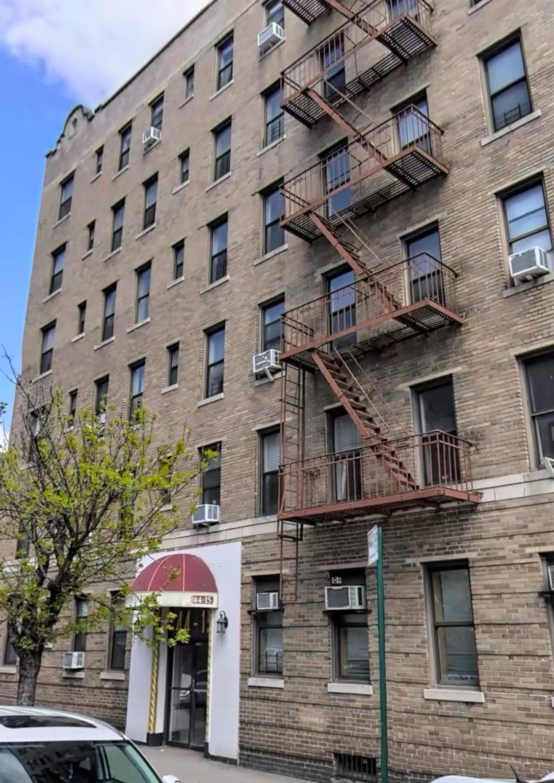 43 Avenue 4B, Sunnyside, Queens, NY - 1 Bedrooms  
1 Bathrooms  
4 Rooms - 