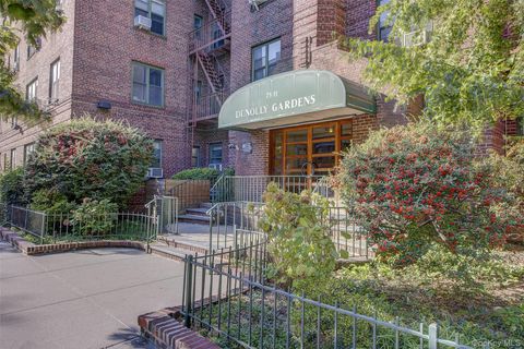 Photo of 78-11 35 Avenue #4D, Jackson Heights, NY 11372 (MLS # 921402)