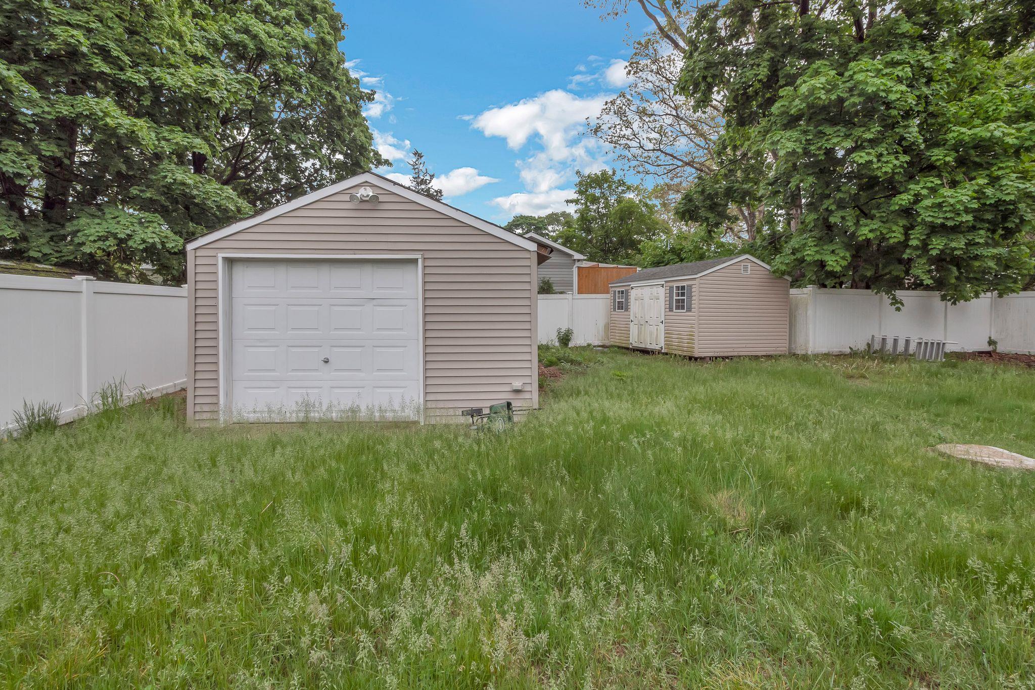 253 N 3rd Avenue, Bay Shore, New York image 25