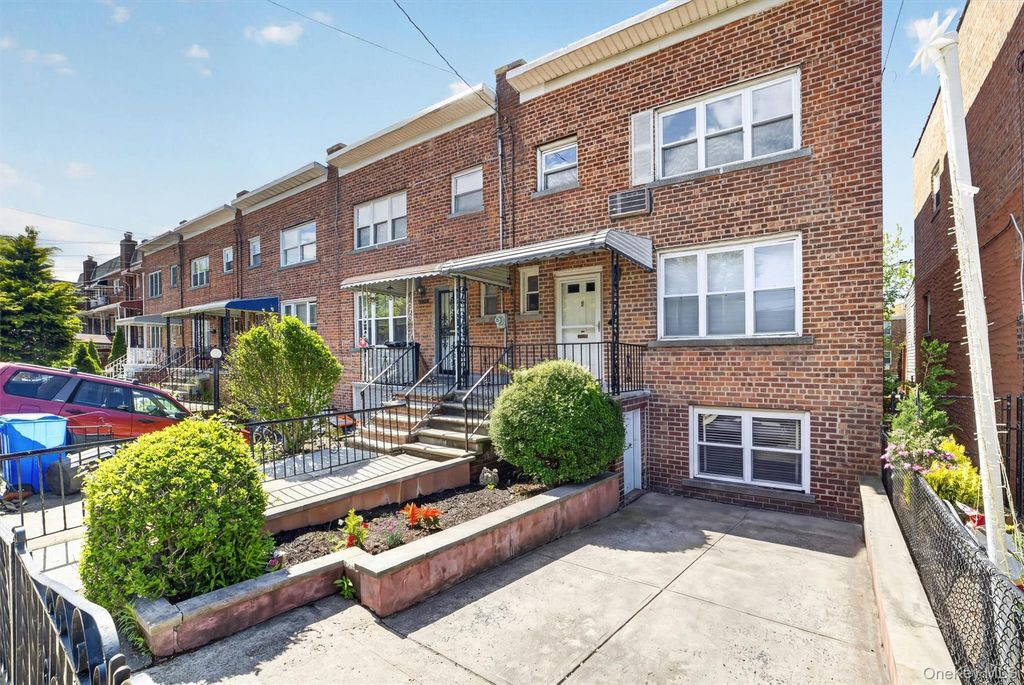Photo of 1124 E 213th Street, Bronx, NY 10469 (MLS # 997551)