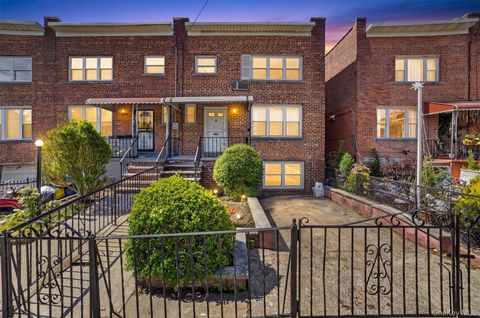 1124 E 213th Street Bronx NY 10469