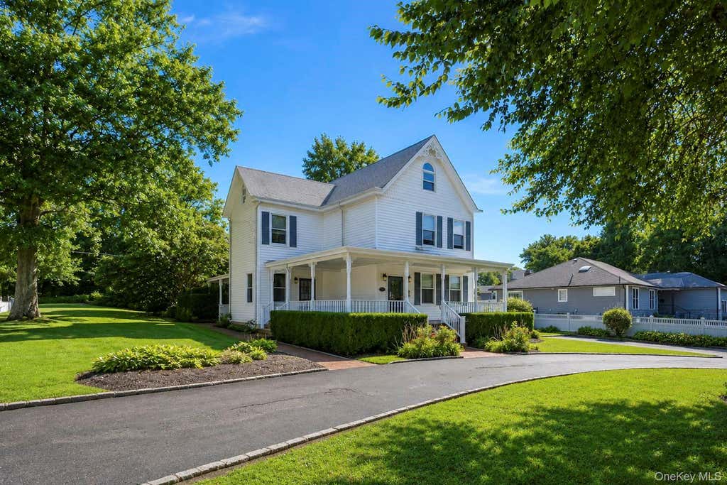 Photo of 104 Bayville Avenue, Bayville, NY 11709 (MLS # 1043308)