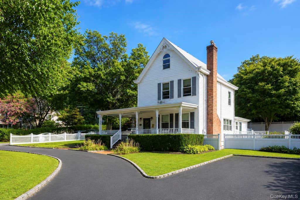 Photo of 104 Bayville Avenue, Bayville, NY 11709 (MLS # 1043308)