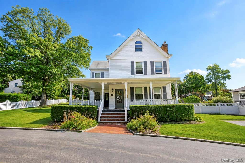 Photo of 104 Bayville Avenue, Bayville, NY 11709 (MLS # 1043308)