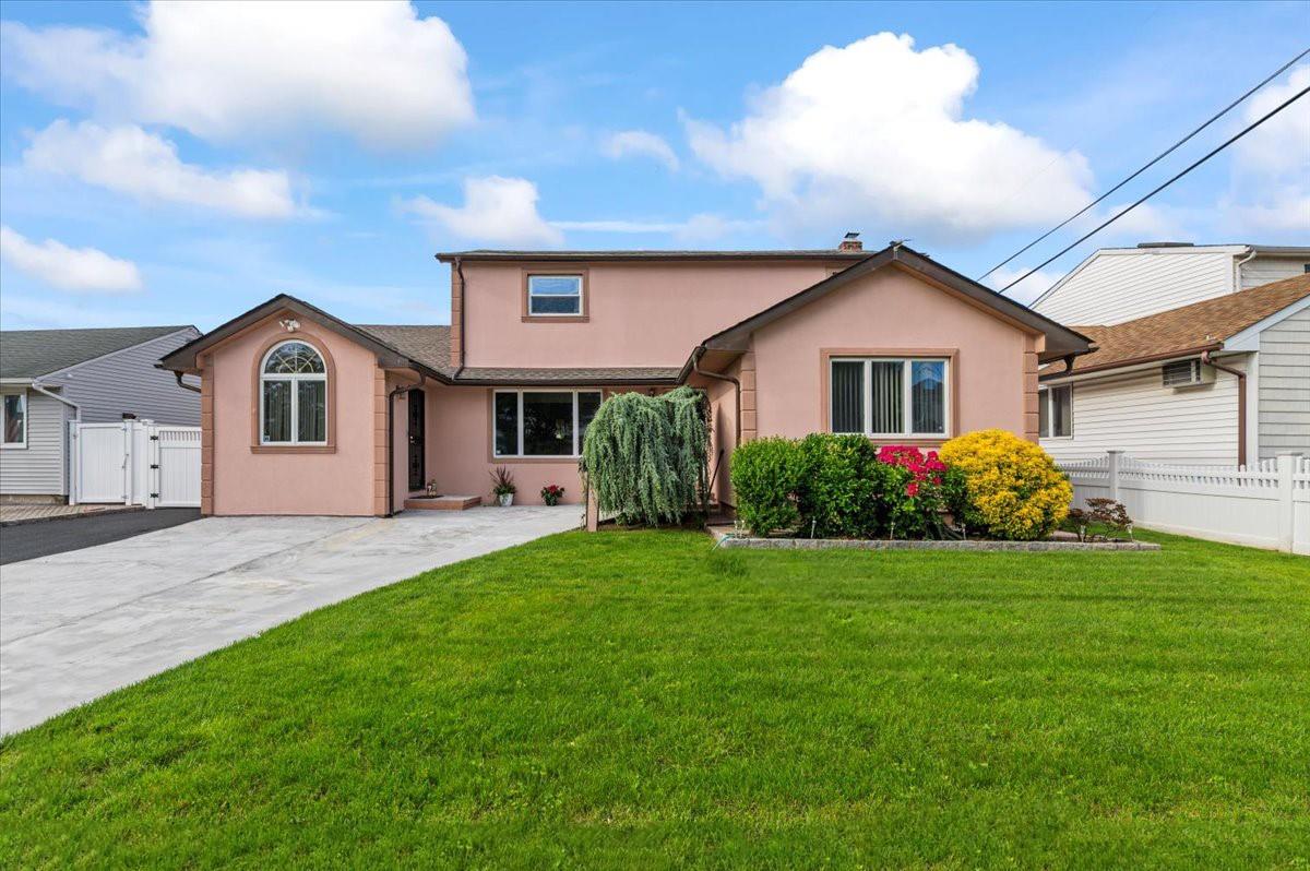 61 Cheshire Road, Bethpage, New York image 1