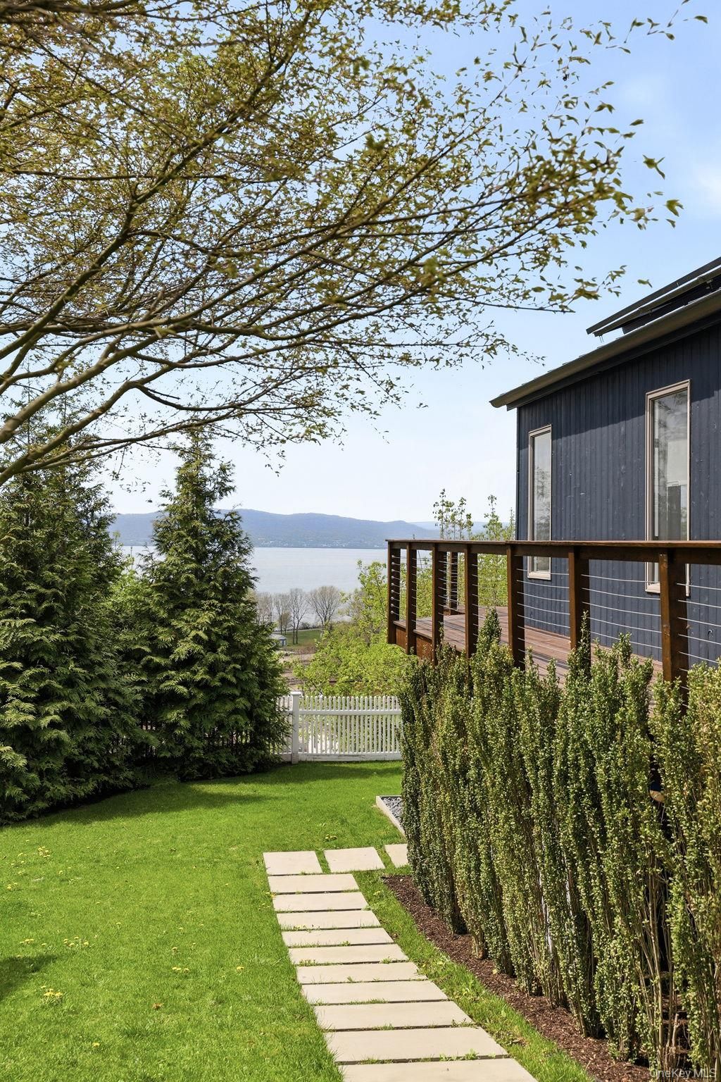 Photo of 10 Hunter Place, Croton-on-Hudson, NY 10520 (MLS # 987379)