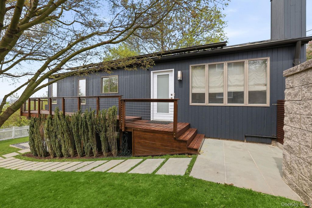 Photo of 10 Hunter Place, Croton-on-Hudson, NY 10520 (MLS # 987379)