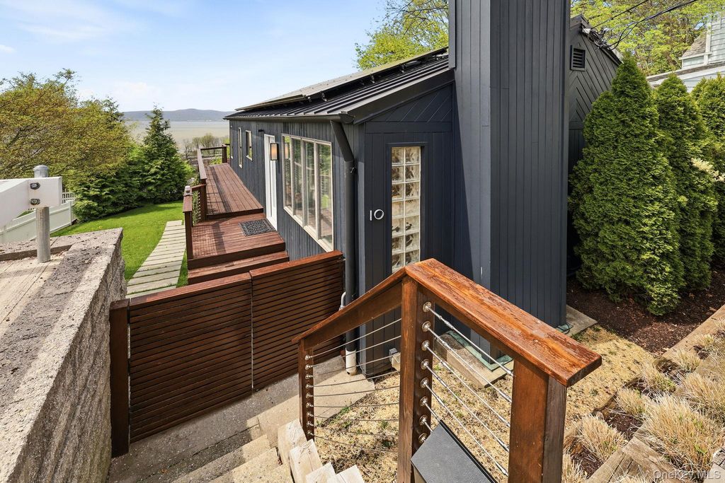 Photo of 10 Hunter Place, Croton-on-Hudson, NY 10520 (MLS # 987379)