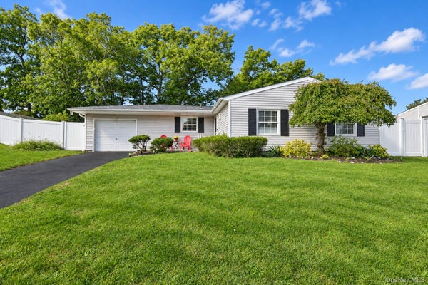 34 COLLEGE HILLS DR, FARMINGVILLE, NY 11738 - Image aec40292d92ad2cbcbc5a9c4793d7dca/3638675546