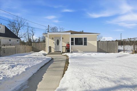 Homes For Sale - 20 Wendy Lane<br/> Brentwood, NY 11717