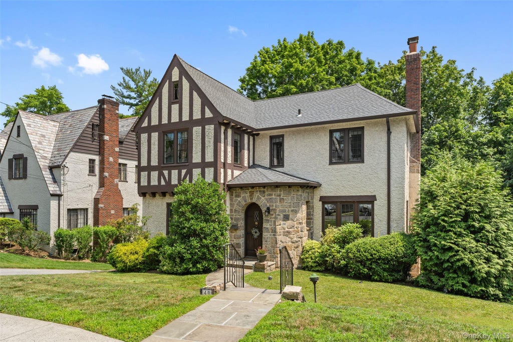 Photo of 40 Parkview Drive, Bronxville, NY 10708 (MLS # 1022646)