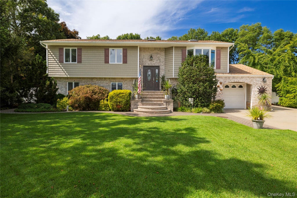 Photo of 24 Sal Court, Bohemia, NY 11716 (MLS # 1049006)
