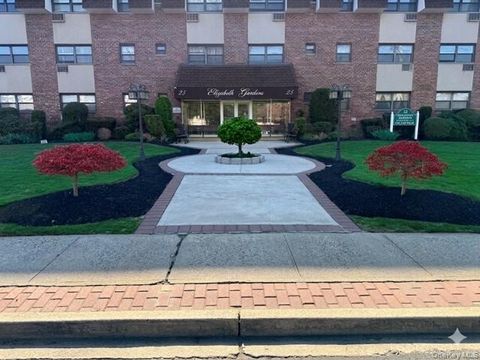 Photo of 25 Elizabeth Street #1B, Farmingdale, NY 11735 (MLS # 987694)