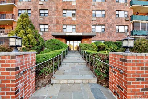 Photo of 266 Pelham Road Rd #5H, New Rochelle, NY 10805 (MLS # 924449)