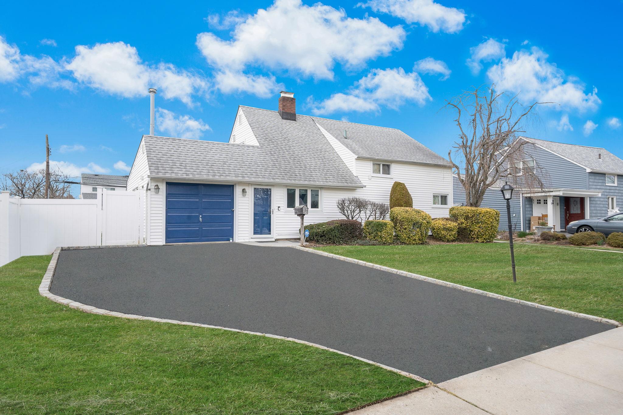 5 Acre Lane, Hicksville, New York image 2