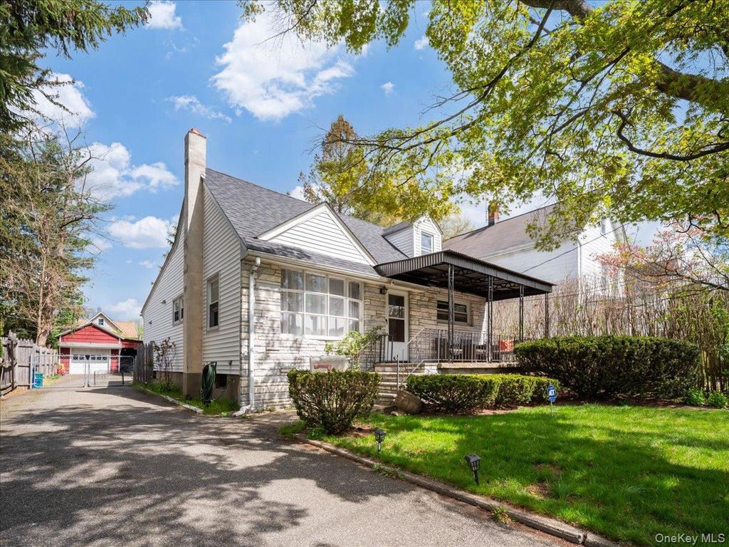 Photo of 16 W Maltbie Avenue, Suffern, NY 10901 (MLS # 984580)