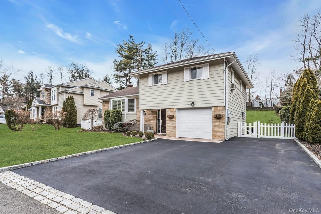 Photo of 17 Meadowfield Ln, Glen Cove, NY 11542 (MLS # 965510)