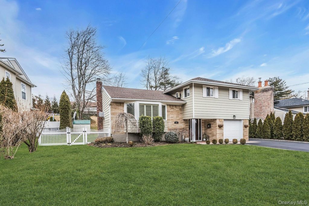 Photo of 17 Meadowfield Ln, Glen Cove, NY 11542 (MLS # 965510)