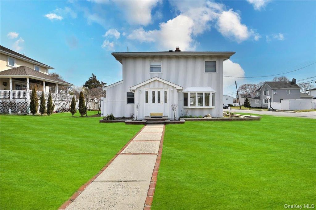 Photo of 9 Cabot Road W, Massapequa, NY 11758 (MLS # 980358)