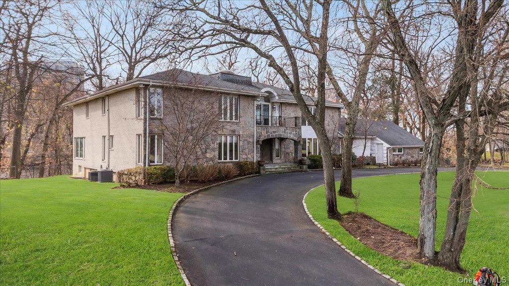 Photo of 22 Lake Road, Great Neck, NY 11020 (MLS # 944205)