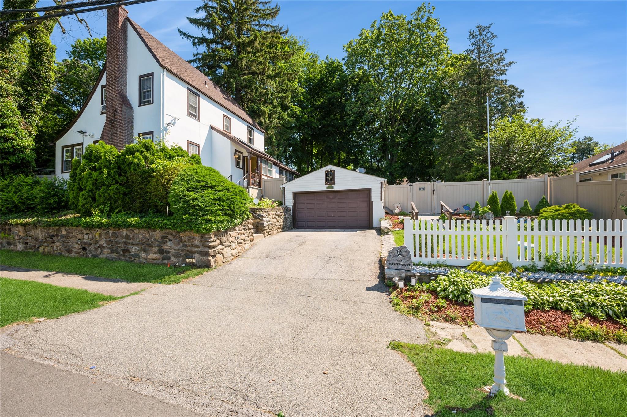 Property for Sale at Spencer Court, Hartsdale, New York - Bedrooms: 3 
Bathrooms: 3 
Rooms: 7  - $925,000