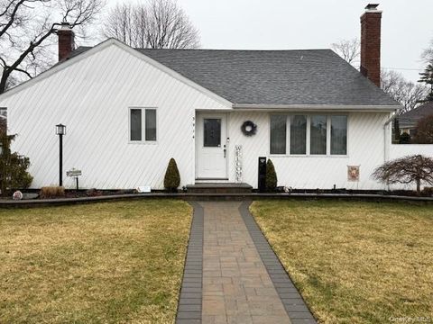 Homes For Sale - 3914 Maplewood Drive<br/> Seaford, NY 11783