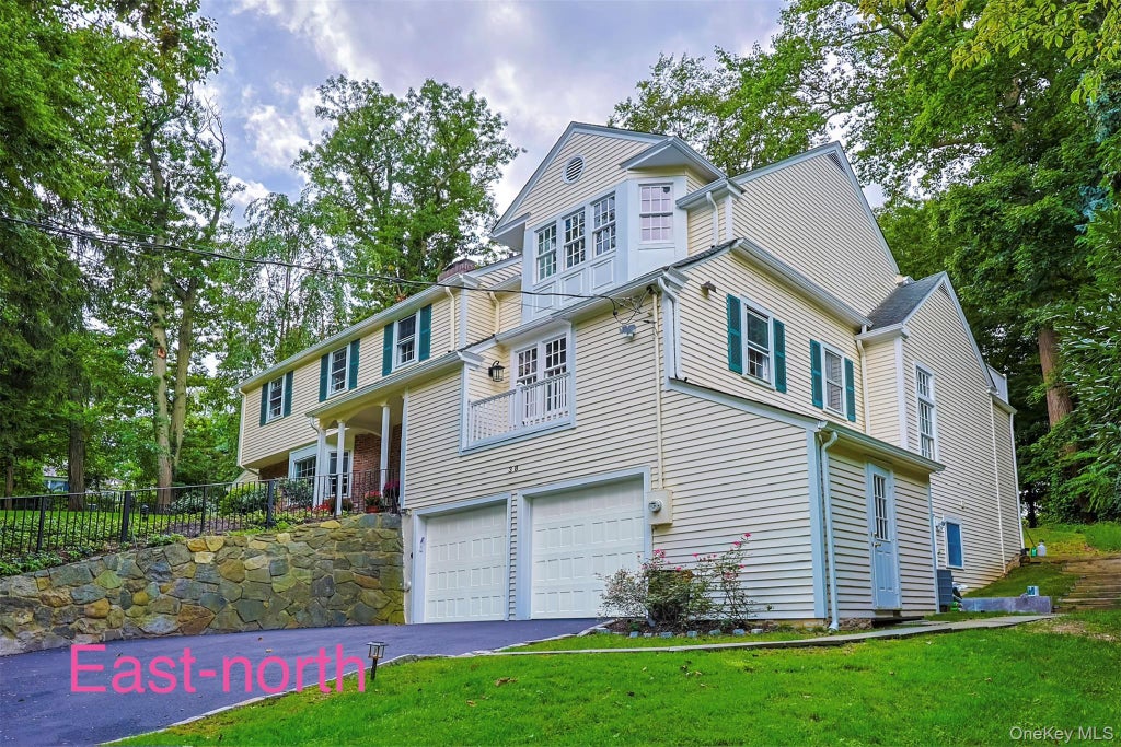 Photo of 38 The Oaks, Roslyn, NY 11576 (MLS # 1064543)