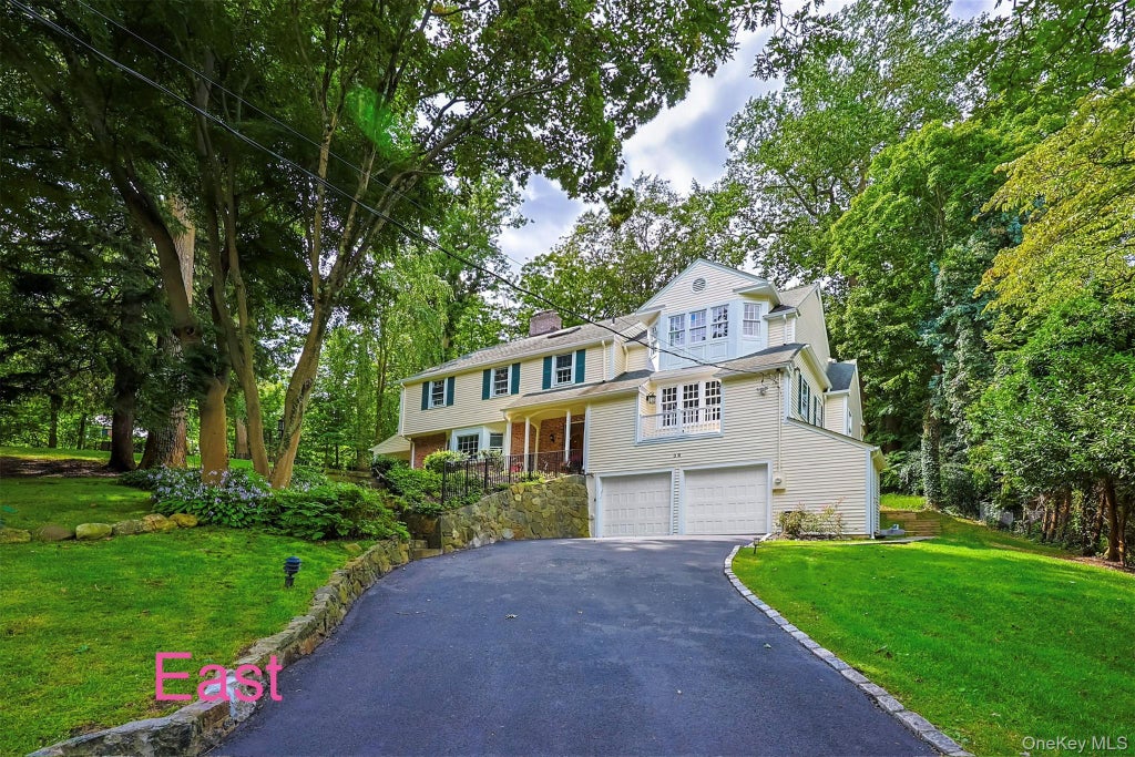 Photo of 38 The Oaks, Roslyn, NY 11576 (MLS # 1064543)