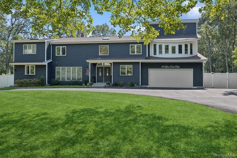 Photo of 30 Lone Oak Path, Smithtown, NY 11787 (MLS # 906434)
