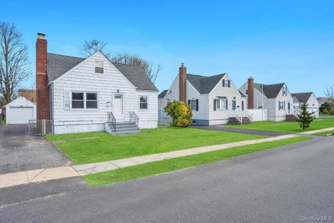 Homes For Sale - 108 Lido Parkway<br/> Lindenhurst, NY 11757