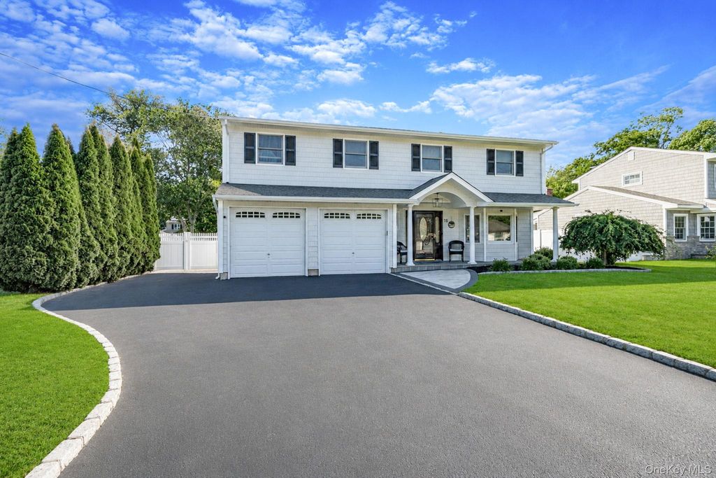 Photo of 18 Ludlow Way, Oakdale, NY 11769 (MLS # 1014765)