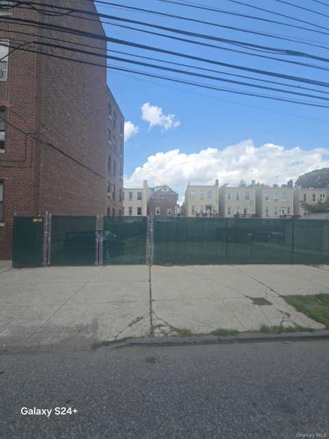 Photo of 127 E 233rd Street, Bronx, NY 10470 (MLS # 1029318)