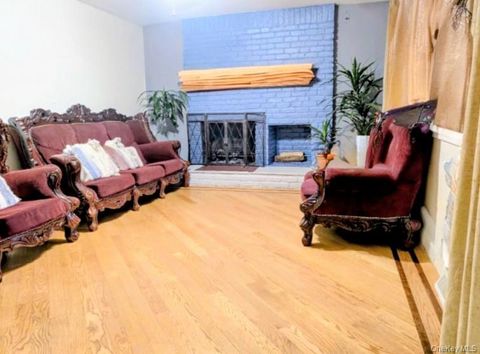 Photo of 17 Grayley Place, Huntington Station, NY 11746 (MLS # 937039)