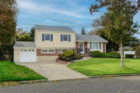 Photo of 6 Kipling Drive, Greenlawn, NY 11740 (MLS # 930552)