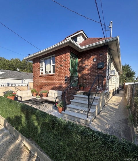 Homes For Sale - 3058 Barkley Avenue<br/> Bronx County, Bronx, NY 10465